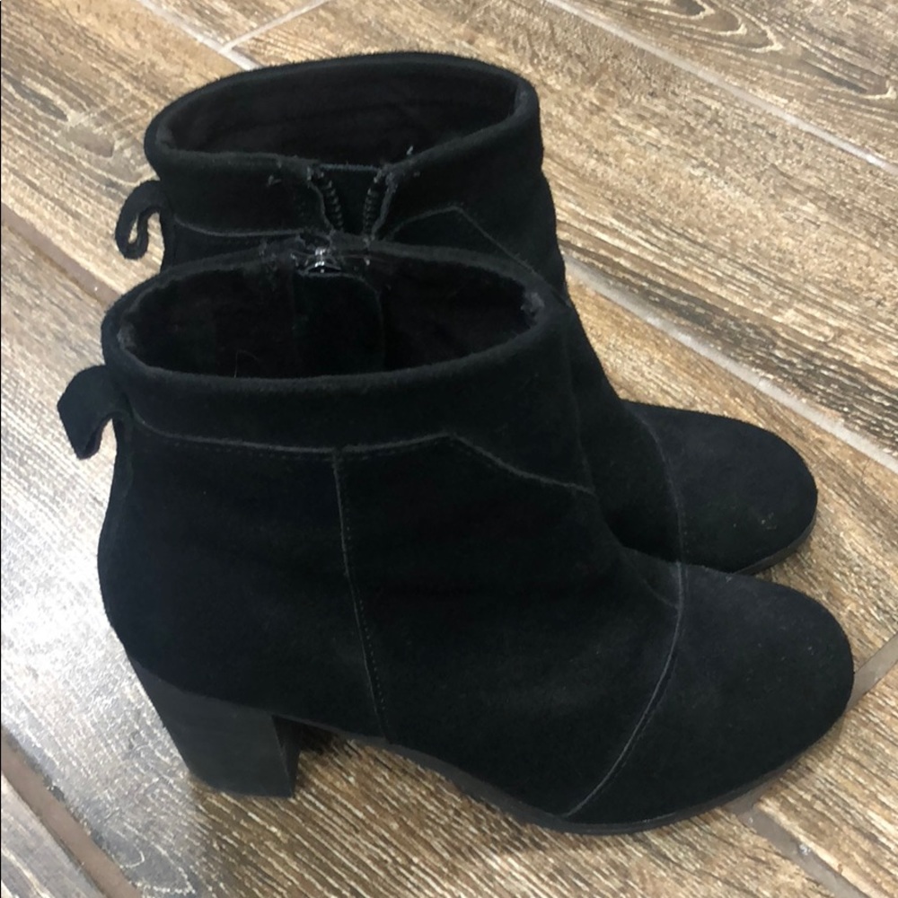 TOMS, Size 6, Excellent condition.